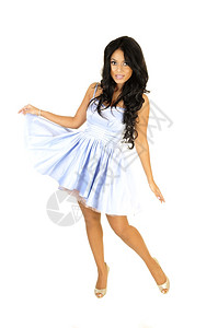 一个非常漂亮和年轻的亚洲女人长的黑头发站在蓝色的裙子白背景图片