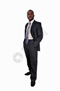 一个年轻的黑人商站在西装和领带手伸进他的口袋白色背景图片