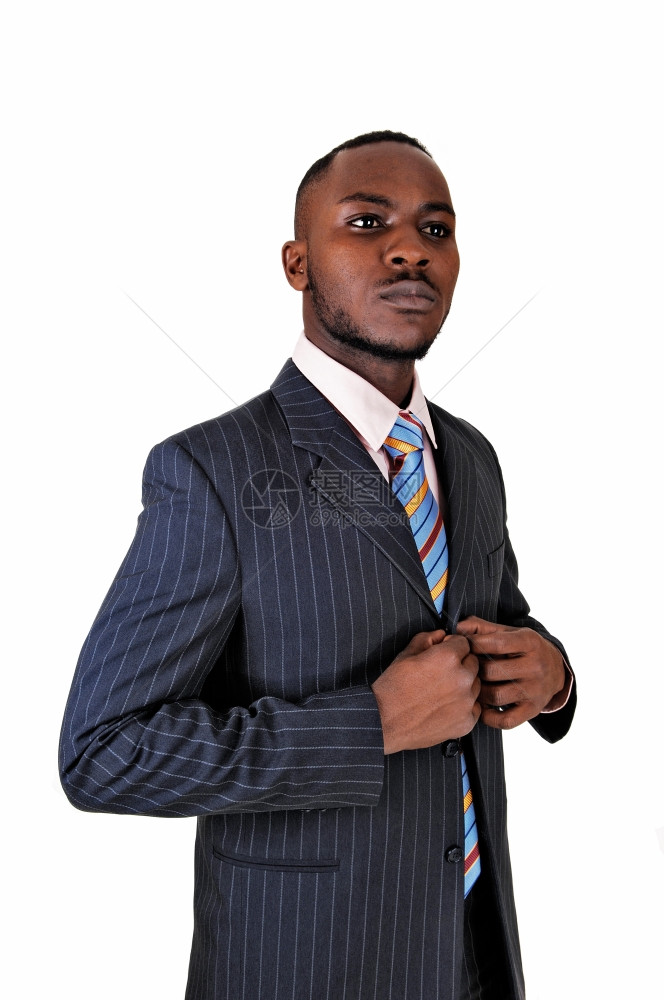 一个年轻的黑人商站在西装和领带他的手在胸前白色背景图片