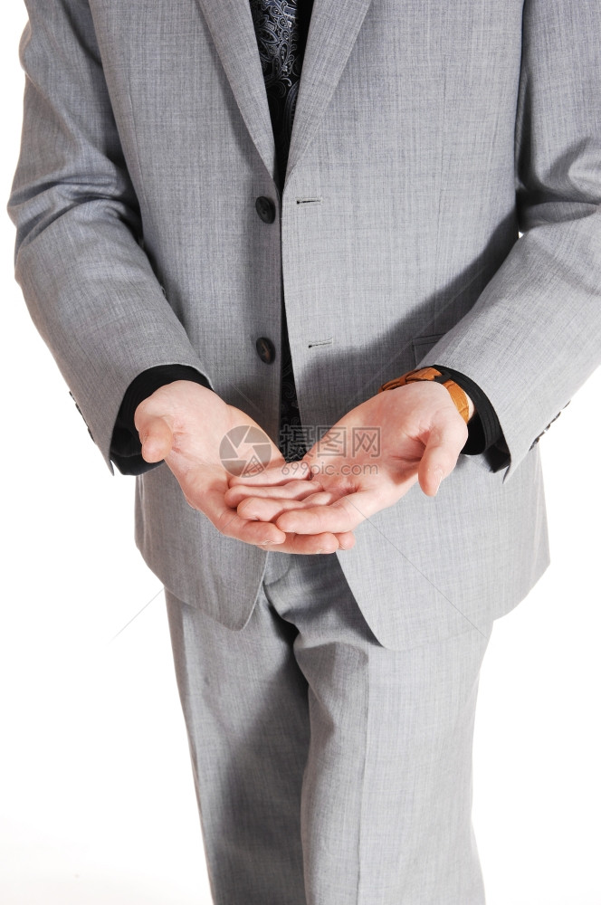 一个穿着灰色西装的人正面特写照片握着手去拿东西与白色背景隔绝图片