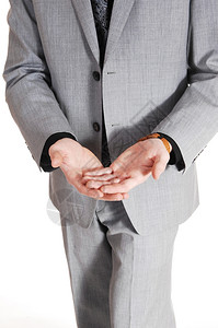 一个穿着灰色西装的人正面特写照片握着手去拿东西与白色背景隔绝背景图片