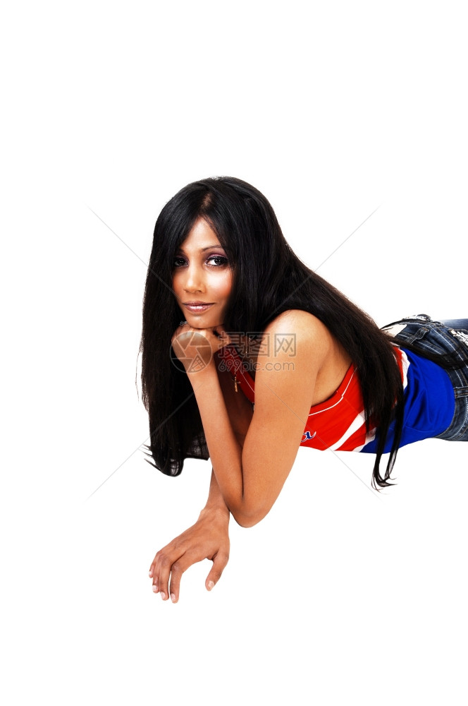 一位西班牙裔年轻女子长着黑头发躺在地板上图片