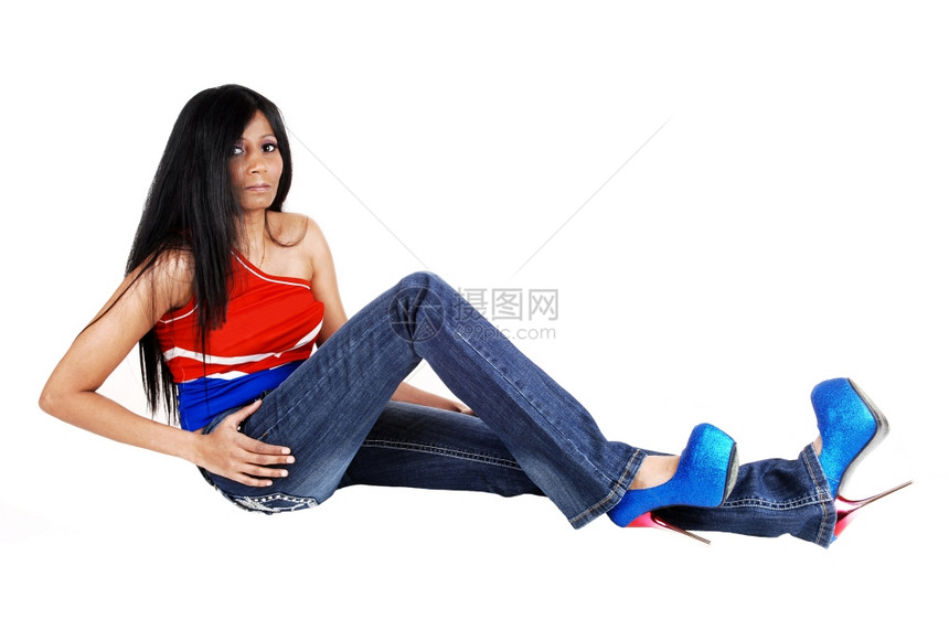 一位西班牙裔年轻女子长发黑躺在地板上与白种背景隔绝图片