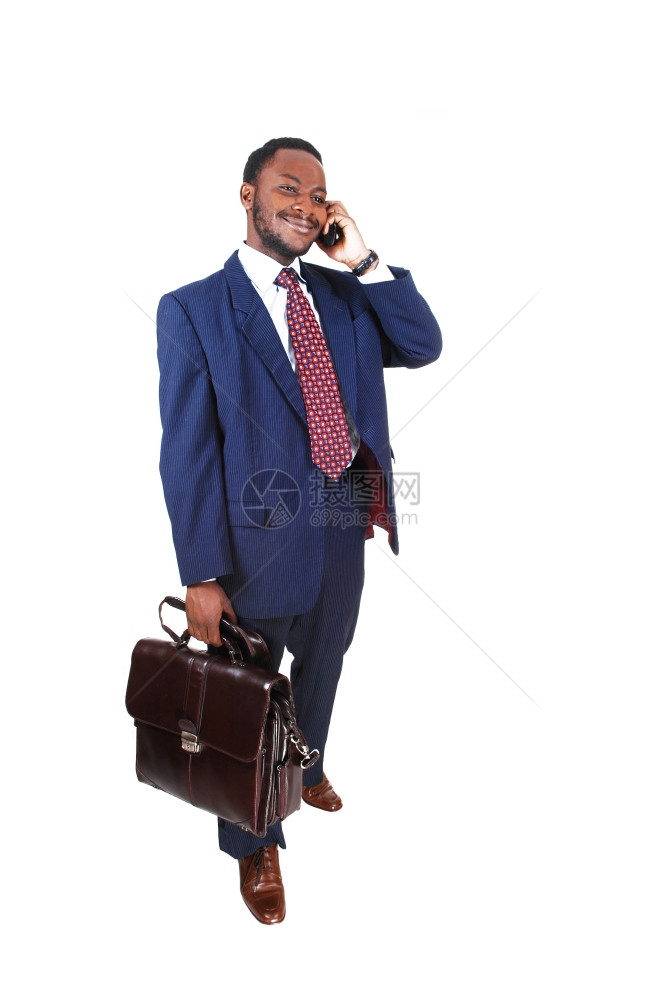一名黑人商因白种背景被孤立起来在手机上交谈里拿着一个公文包图片