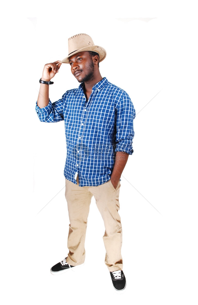 一个穿着蓝衬衫的帅哥黑人举起牛仔帽笑着为白背景而孤立无援图片