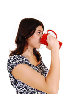 一个穿着裙子的黑发美女喝着红杯咖啡白底的孤立无援图片