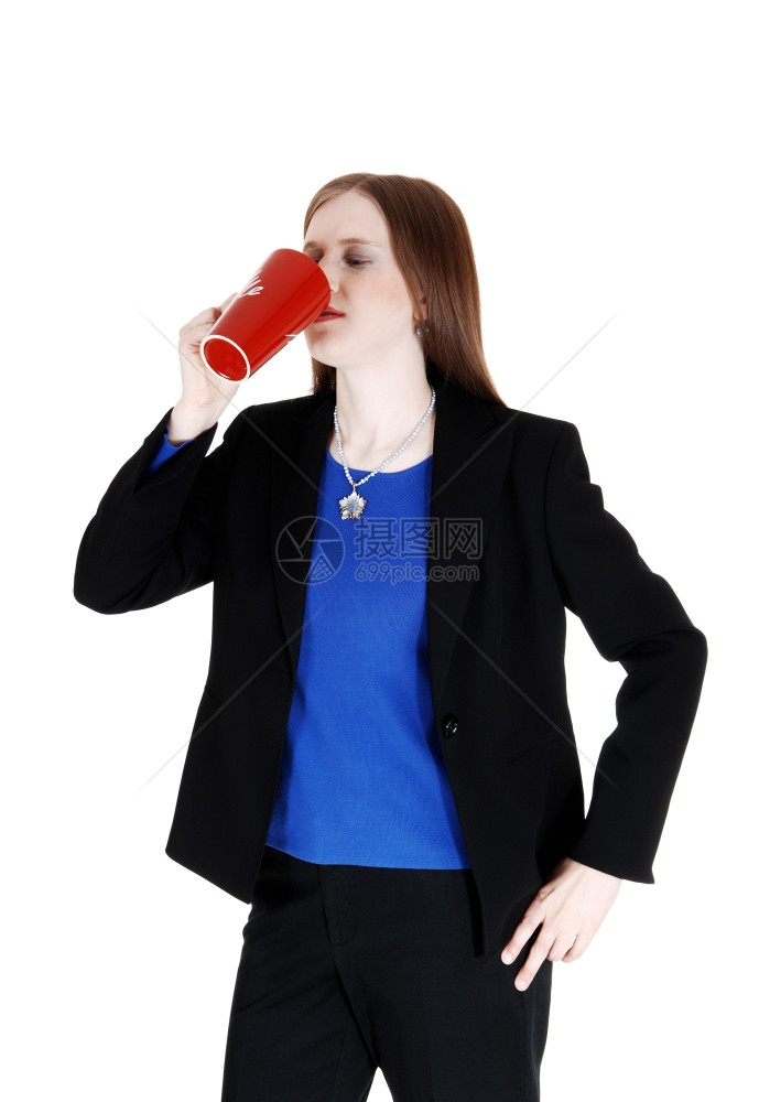 一个穿黑西装的年轻女人喝着红杯咖啡白底黑图片
