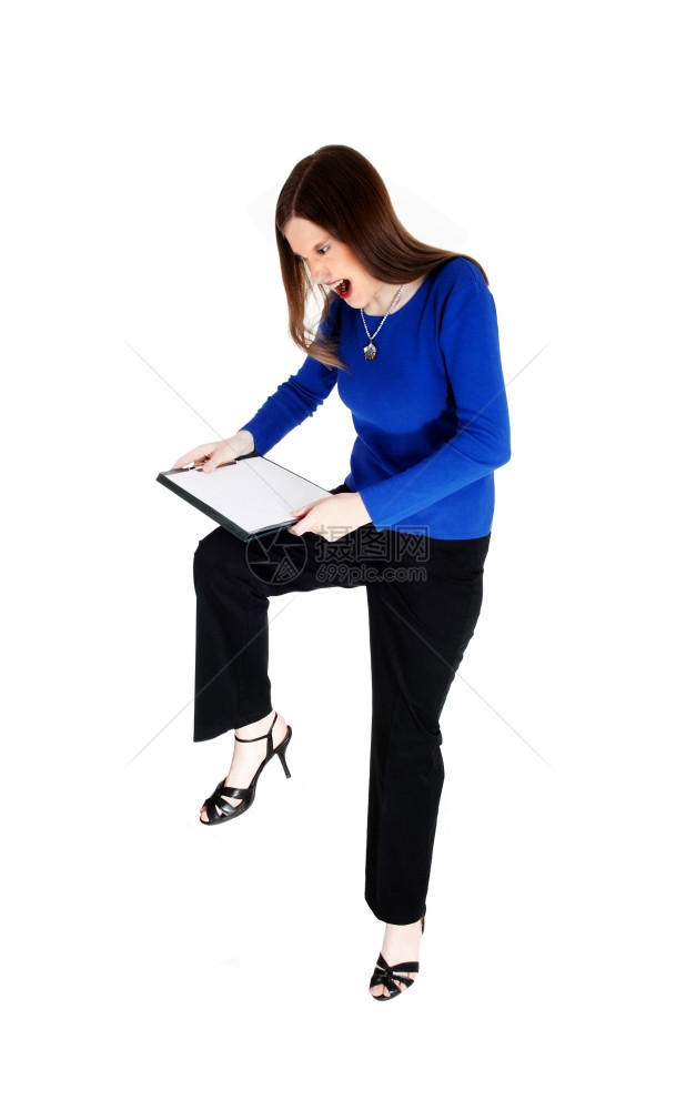 穿着黑裙子裤和蓝色毛衣的年轻女子打破剪贴板是很愤怒的白种背景被隔离图片