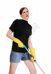 身穿短裤和黄色橡皮圈的年轻女厌倦了清洁地板背景图片