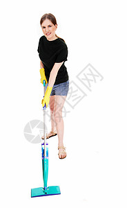 一个穿短裤和黄色橡皮圈的年轻女子清扫地板微笑孤立的白色背景背景图片