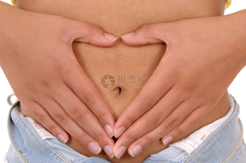 一位年轻女将手握在肚子上做一个心脏将身体隔离在白色背景上图片