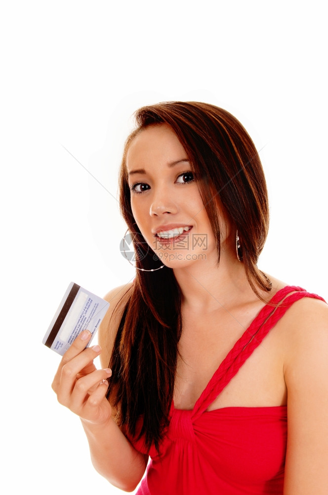 一个微笑着的亚洲女人穿着红色礼服拿信用卡准备购物与白种背景隔绝图片