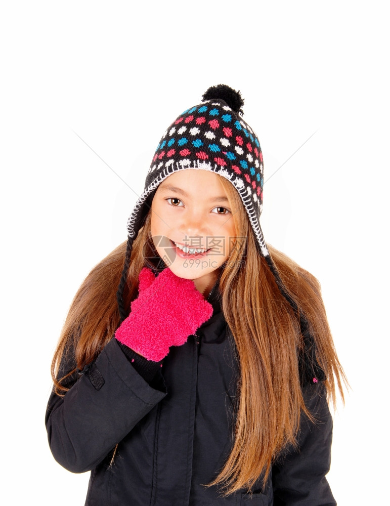 一张特写的照片一个长头发金帽子和手套的年轻女孩与白种背景隔绝图片