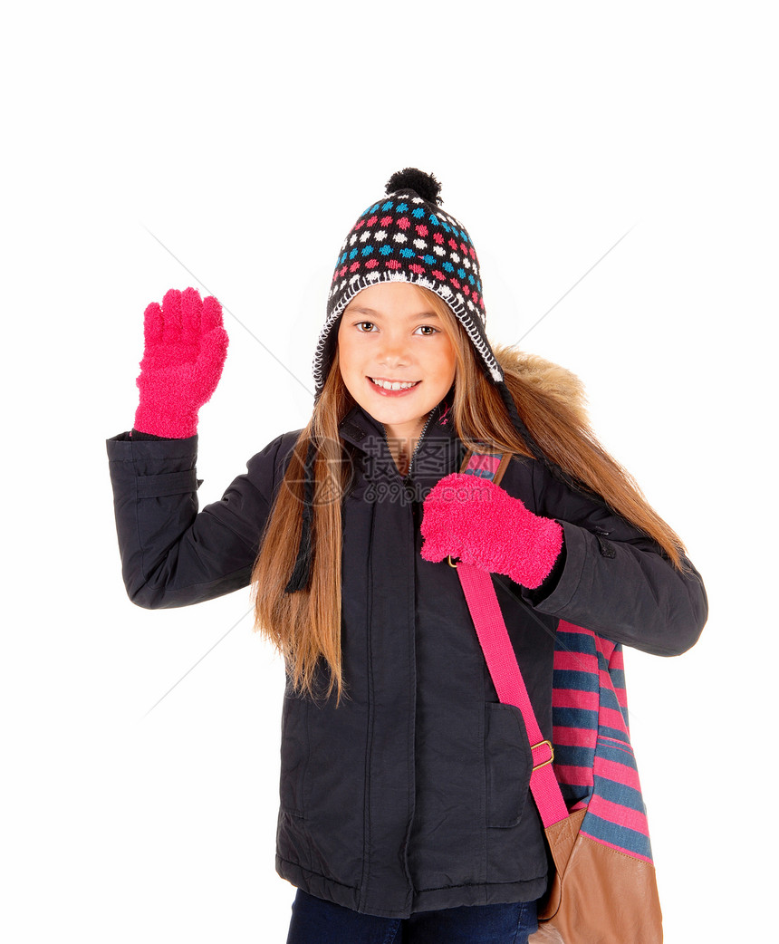 一个可爱的八岁女孩长的金发帽子和手套放弃好孤立在白色背景图片