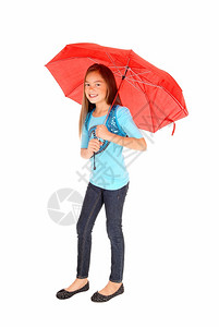 一个穿着牛仔裤的可爱小女孩站在孤立的白色背景拿着红伞的白背景图片