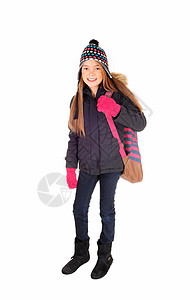 一个可爱的八岁女孩长的金发帽子和手套她的背包在肩膀上孤立在白色背景图片