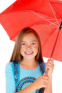 一个可爱的小女孩站在孤立的白色背景拿着红伞的白色背景图片