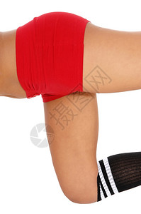 近距离的图片一个瘦弱的年轻女人腿部和底身体位与白色背景隔绝图片