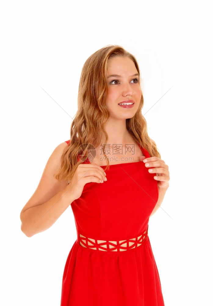 一个非常快乐的美丽年轻女子穿着红色的裙子微笑着与白人背景隔绝图片
