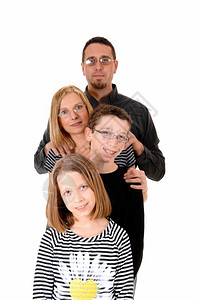 一个家庭站在白人背景的孤立家庭父亲母女儿和子站在彼此后面图片