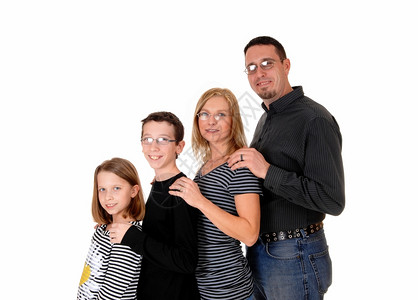 一个年轻的家庭智慧两个孩子站在侧面彼此的丰盛孤立在白色背景图片