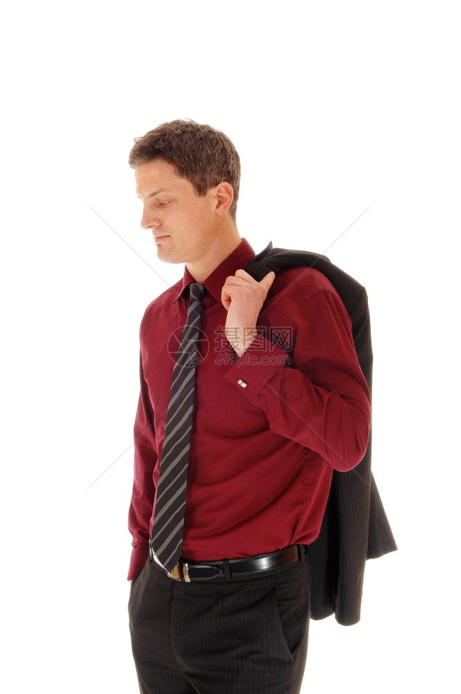 一个年轻商人穿着勃朗古迪衬衫背着他的外套领带站在白背景的孤立地带图片