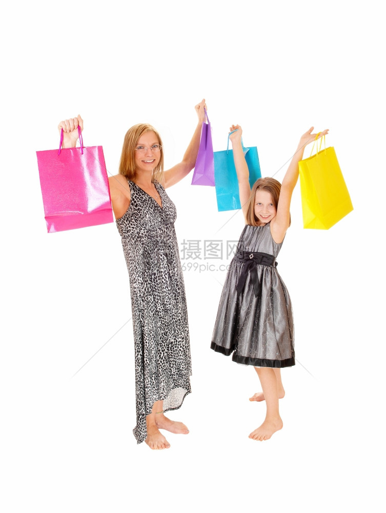 快乐的母亲和女儿拿着购物袋图片
