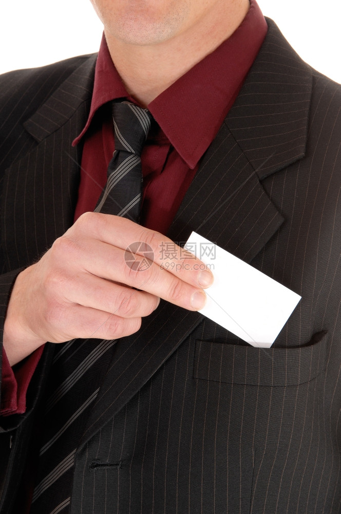 一个年轻的商人在他西装上打着名片孤立的白色背景图片
