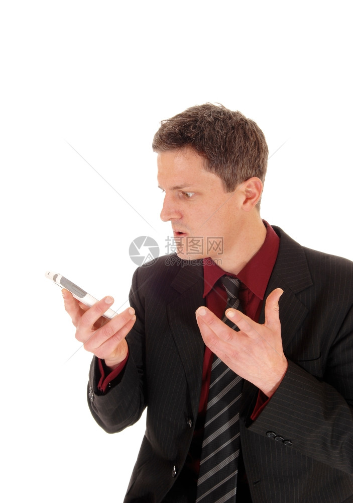 一个年轻人在他的手机里尖叫特写照片他嘴张开为白色背景而隔离图片