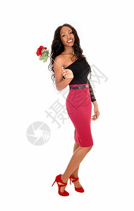 身穿红裙子和黑色上衣举着红玫瑰全身被白色背景隔绝图片