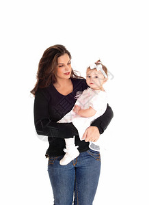 一个年轻母亲抱着她的女婴在怀里与白种背景隔绝图片