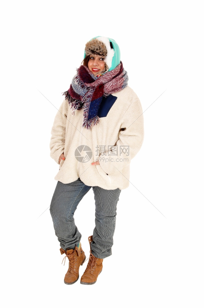 一个可爱的年轻女人颈部和头围巾很大穿着非常寒冷的天气与白种背景隔绝图片