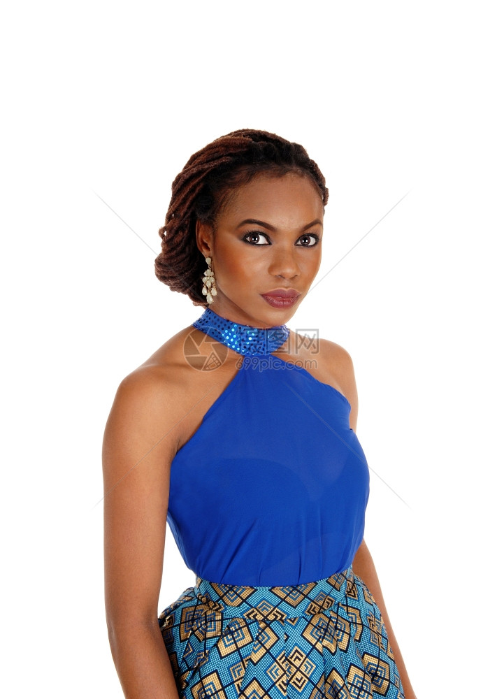 一位美丽的非裔国女人画像她穿着蓝色的上衣图片