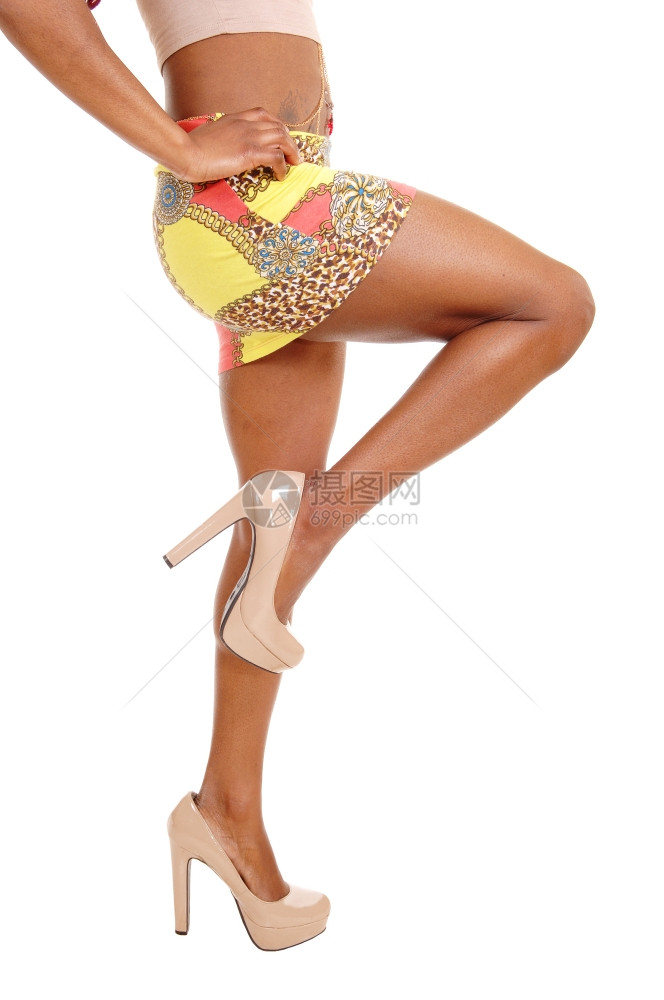 一个瘦弱的非裔美国女站在侧面上显示她的底部和腿与白人背景隔绝图片