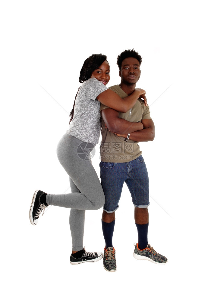一张完整的照片一个年轻的非裔美国人夫妇站在孤立的白色背景图片