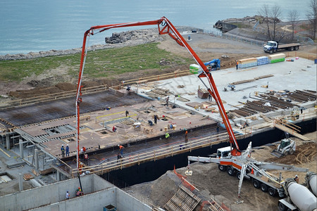 在安大略湖岸上建造一个新的分区在地基中挖掘混凝土高清图片