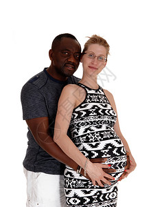 有一对混血情侣黑人男子白种女怀孕站在白种背景上图片