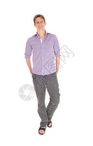 一个穿牛仔裤的年轻人和一件紫色衬衫站着放松与白人背景隔绝图片