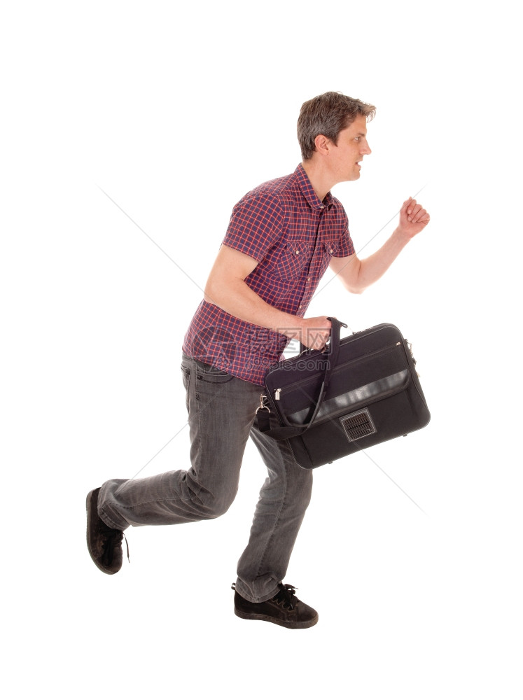 一个穿牛仔裤的年轻人拿着公文包跑与白人背景隔绝图片