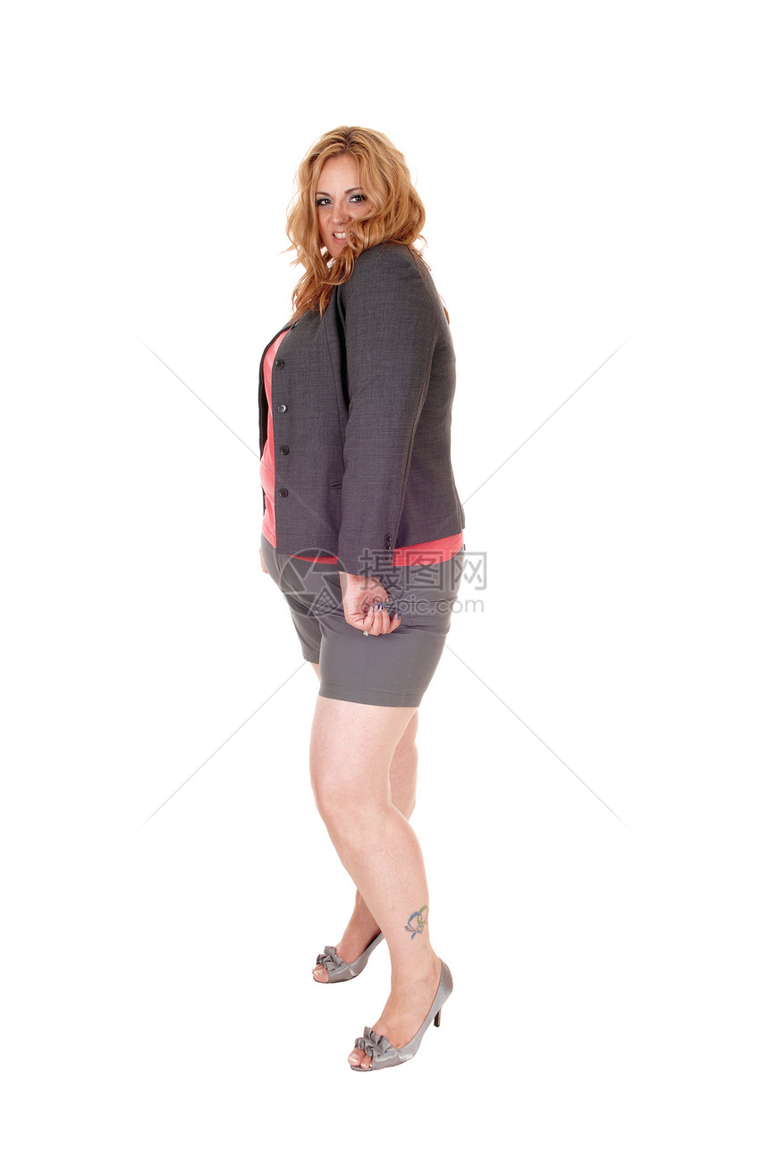 身穿灰色夹克和短裤的金发超大女子站在高处与白人隔绝图片