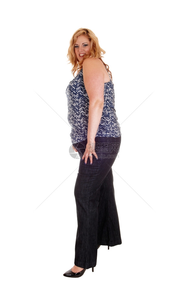 一张全身貌个超大的女人站在一个孤立的白后方在Jeand和高跟鞋图片