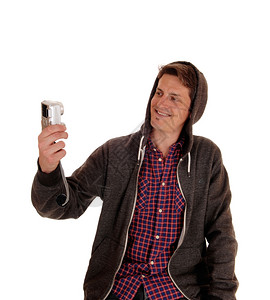 一个穿着灰色内衣和格子衬衫的年轻人拍了一张自己的照片被白背景隔离图片