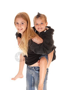 近距离的图片一位年轻女孩照顾着她的弟在背上微笑与白种背景隔绝图片