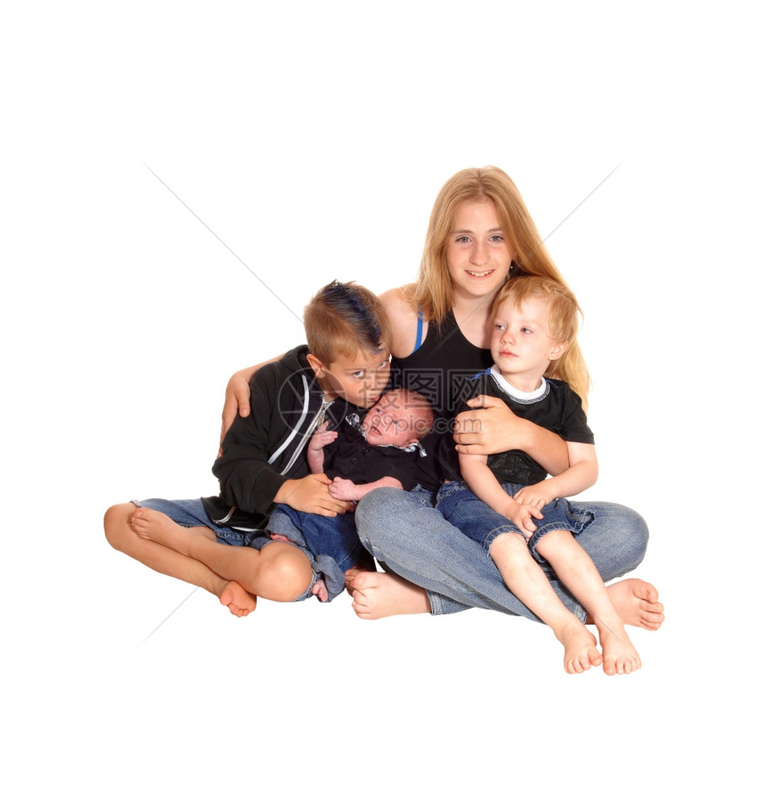 坐在地上的三个小孩抱着那里的新小弟手臂因为白色背景被隔离图片