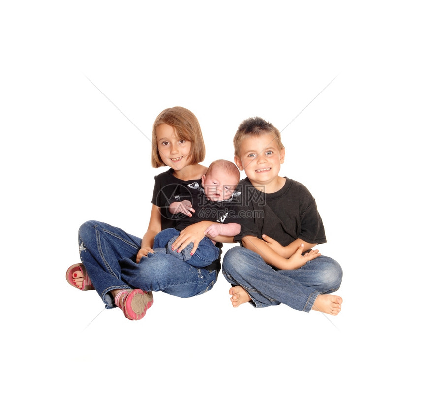 一个女孩和她的兄弟坐在地上被隔离白地上关那里三个星期大的婴儿图片