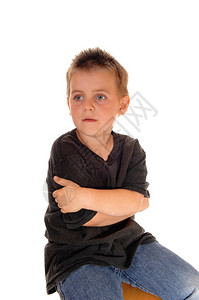 一个美丽的男孩坐在椅子上穿着黑色T恤拥抱着自己与白人隔绝图片