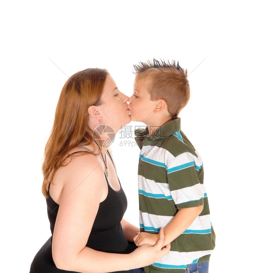 一个母亲在她腿上抱着的小男孩给他一个大吻白种背景孤立无援图片