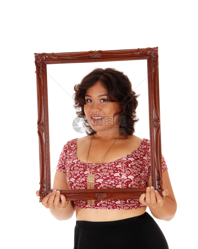 一位美丽的年轻混合种族女子站在她身前一幅画框与白种背景隔绝图片