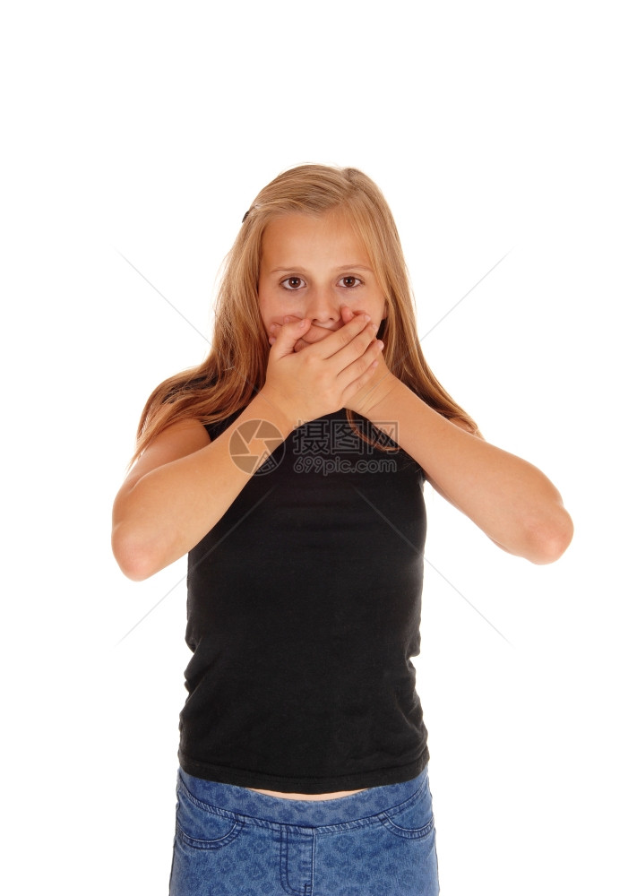 一个金发漂亮的瘦女孩手握着她的嘴被吓白种背景隔离图片
