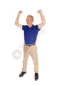 一个非常快乐的中年男子站在孤立白背景举起双臂图片
